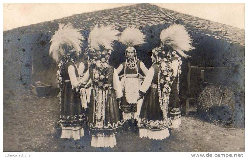 Bulgarie...       Région De Sofia..Femmes En Habits De Fête    (voir Scan) - Bulgaria