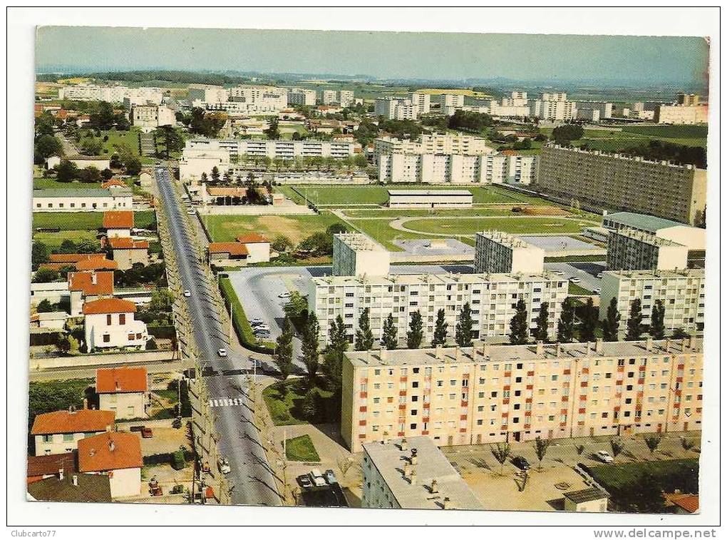 Saint-Priest (69) : Vue Aérienne De L'Avenue Des Platanes Au Niveau Du Stade Env 1960 (animée) PHOTO VERITABLE - Saint Priest