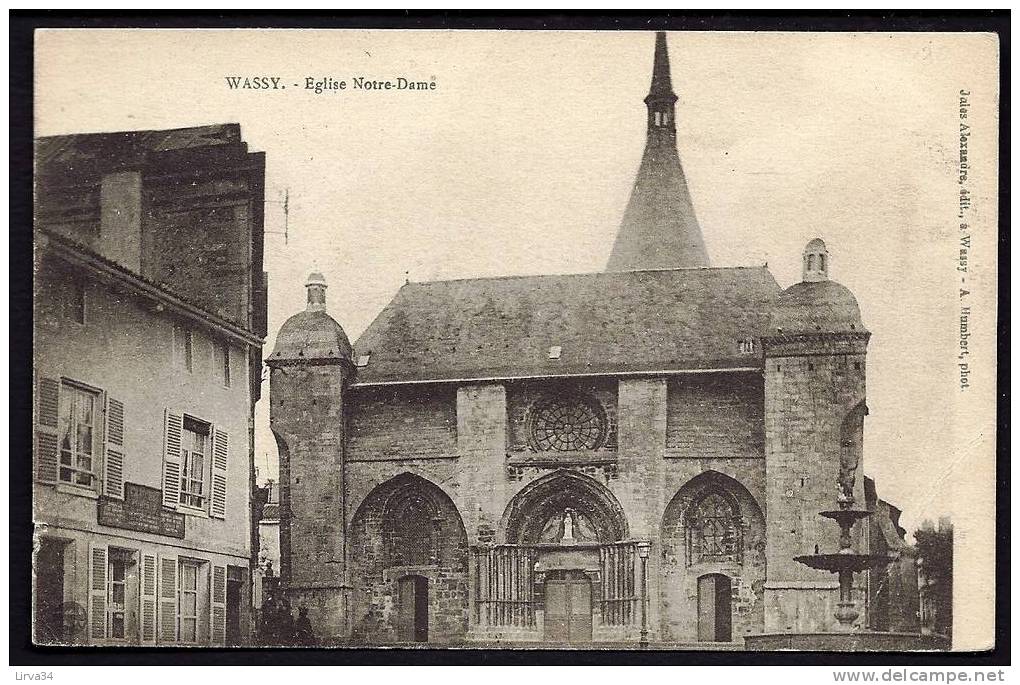 CPA  ANCIENNE- FRANCE- WASSY (52)- L'EGLISE "NOTRE-DAME" VUE DU COTÉ DES PORCHES- TRES GROS PLAN- LA FONTAINE - Wassy