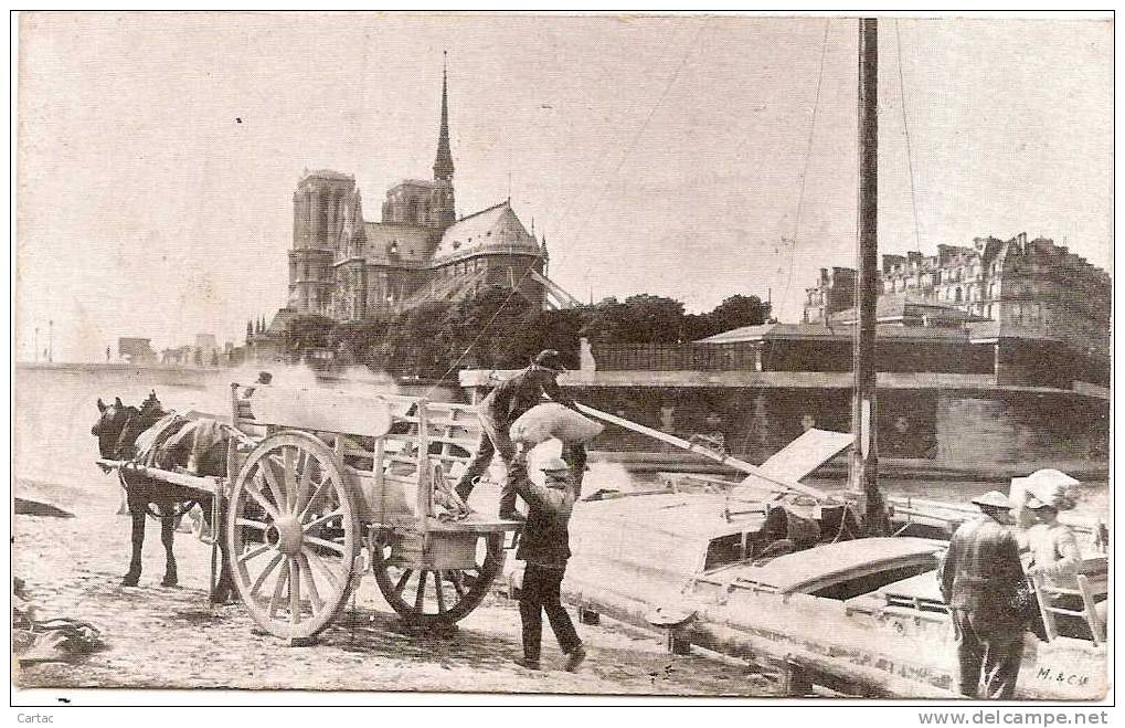 D75 - BERGES DE LA SEINE - DECHARGEMENT D´UN BATEAU En L´état Traces De Colle Au Dos De La Carte - Autres & Non Classés