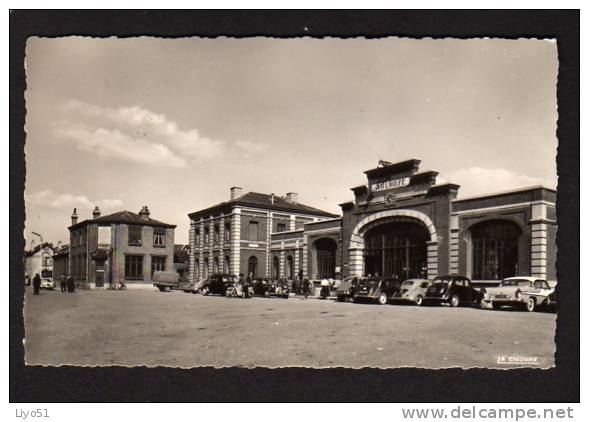 Aulnoye  Nord  . 1959 .  La Gare Et La Poste     Cp: Dentelée : N&b - PF -  1 Pli Bas Droit . - Aulnoye