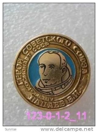 SPACE: Viktor Ivanovich Patsayev Cosmonaut / Old Soviet Badge USSR_123_sp3672 - Ruimtevaart