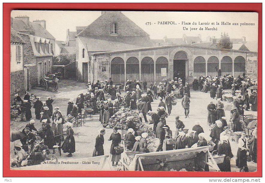 CPA: Paimpol (22)  Place Du Lavoir Et La Halle Auxpoissons, Un Jour De Marché - Paimpol