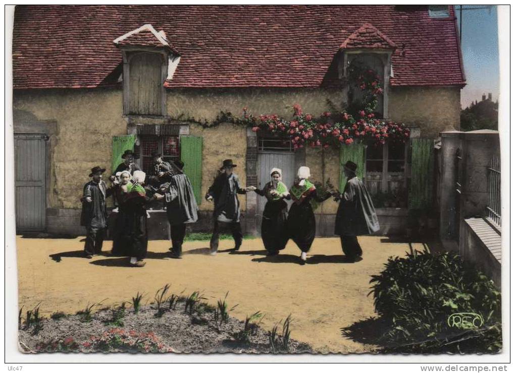 - AU BERRY. - La Bourrée Chainée - Par Le Groupe Folklorique "Les Trois Trèfles" De Buzançais. - - Centre-Val De Loire