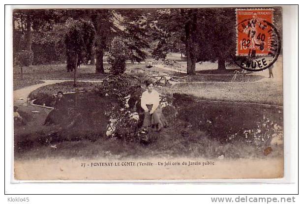 85 FONTENAY LE COMTE ( Vendée ) - Un Joli Coindu Jardin Public - Animé Femmes Assisses Homme à Vélo - Cliché Pas Courant - Fontenay Le Comte