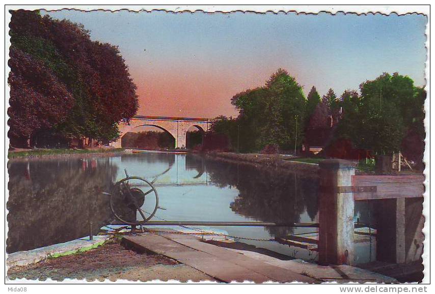 45. BRIARE. L'ANCIEN CANAL ET LE PONT DU CHEMIN DE FER. - Briare