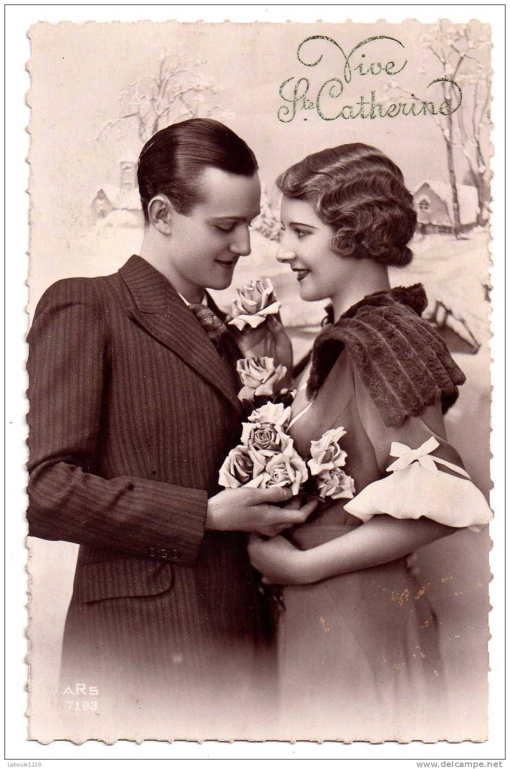 FANTAISIE COUPLE VIVE SAINTE CATHERINE : " Couple Amoureux Avec Bouquet De Fleurs Sur Fond De Paysage " - ARS N°7193 - Santa Catalina