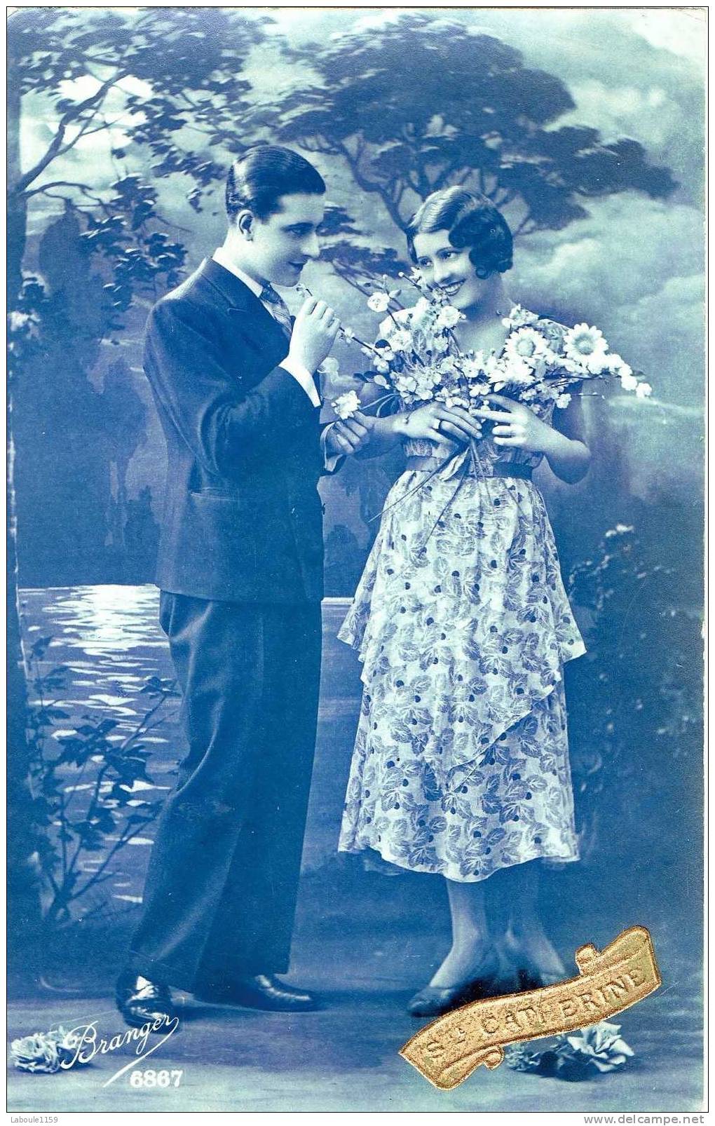 FANTAISIE COUPLE VIVE SAINTE CATHERINE : " Couple Amoureux Avec Bouquet De Fleurs Sur Fond De Paysage " Branger  N°6867 - Saint-Catherine's Day