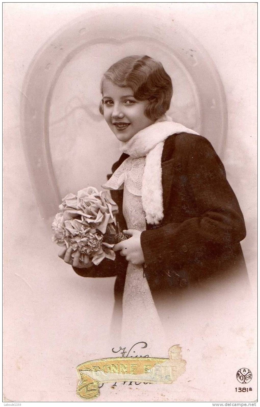 FANTAISIE ENFANT VIVE SAINTE CATHERINE : " Jeune Fille Amoureuse Avec Bouquet " - Noyer N°1381 - Saint-Catherine's Day