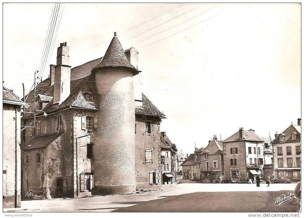 Cantal - Pleaux , Place Hotel De Ville , Coté Sud , Ed D'art Photo Michel De Marcillac La Croisille De Corrèze - Other & Unclassified