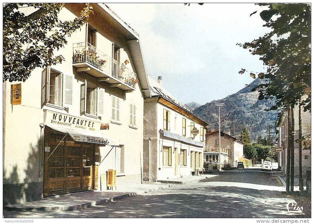 Isère 38  - Allemont  " Hotel Des Postes" Et Mercerie Journaux En 1968 , Ed Photo Cim - Allemont