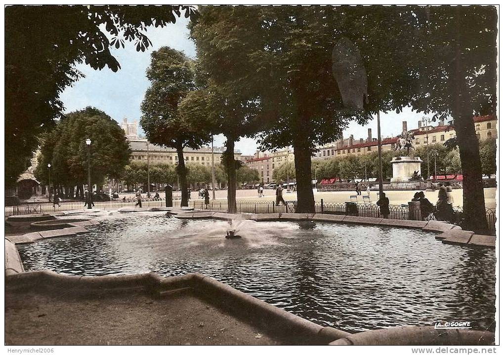 Rhone - Lyon , Les Bassins De La Place Bellecour En 1962, Ed La Cigogne - Autres & Non Classés