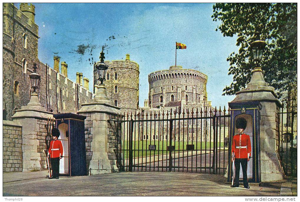 WINDSOR CASTLE - Sentries At The Gate - At The Entrance Of The Main Drive Which Leads... - Circulée En 1972 - Windsor Castle