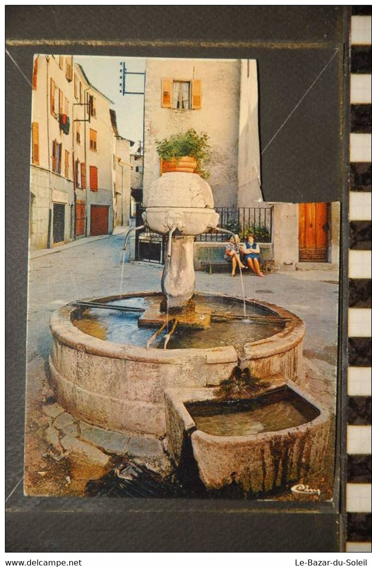 CP, 04, CASTELLANE FONTAINE AUX LIONS - Castellane