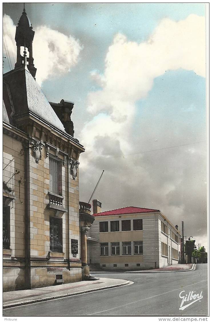 Jonzac - Caisse D´Epargne Et Nouveau Groupe Scolaire, Ref 1102-356 - Jonzac