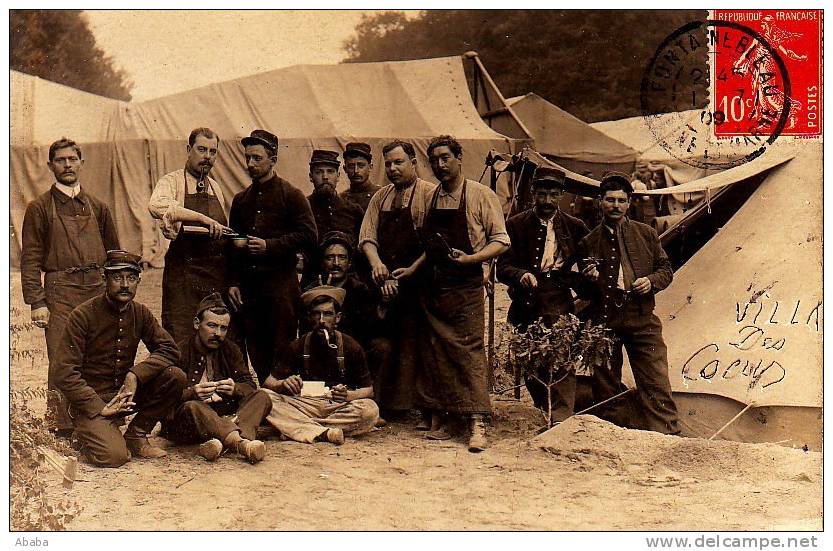 CARTE PHOTO LA VILLA DES COCUS SOUVENIR DES MANOEUVRES POSTEE A FONTAINEBLEAU EN 07.1909 - Characters