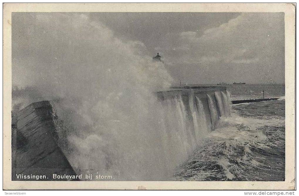 NL.- Vlissingen. Boulevard Bij Storm - Vuurtoren - Zeeschepen - Foto 1934 -. - Vlissingen