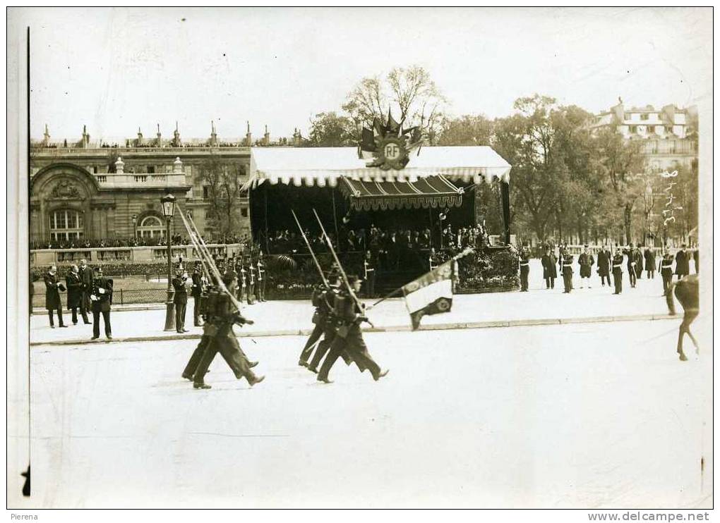 Photo-Presse 12 Paris Visite Du Roi Alphonse XIII Aux Invalides Le Drapeau S'incline Devant La Tribune Royale - Otros & Sin Clasificación