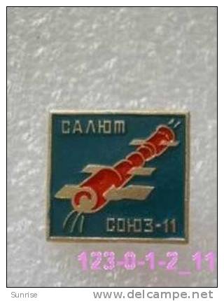 SPACE: Docking Space Station Salyut-1 And Spaceships Soyuz-11 / Old Soviet Badge USSR_123_sp3831 - Ruimtevaart