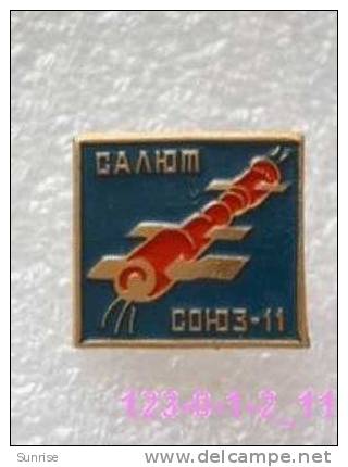 SPACE: Docking Space Station Salyut-1 And Spaceships Soyuz-11 / Old Soviet Badge USSR_123_sp3833 - Space