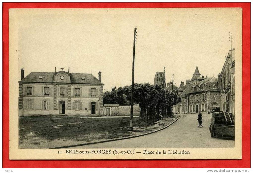 * BRIIS SOUS FORGES-Place De La Libération(Automobiles à Identifier,femme à Vélo) - Angerville