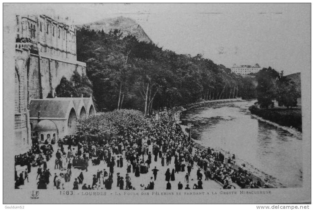 La Foule Des Pélerins Se Rendant à La Grotte Miraculeuse - Lourdes