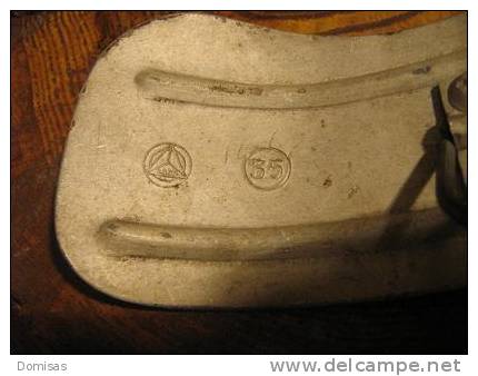 Forme De Chapelier Pour Casquette Officier Allemand WWII. - Casques & Coiffures