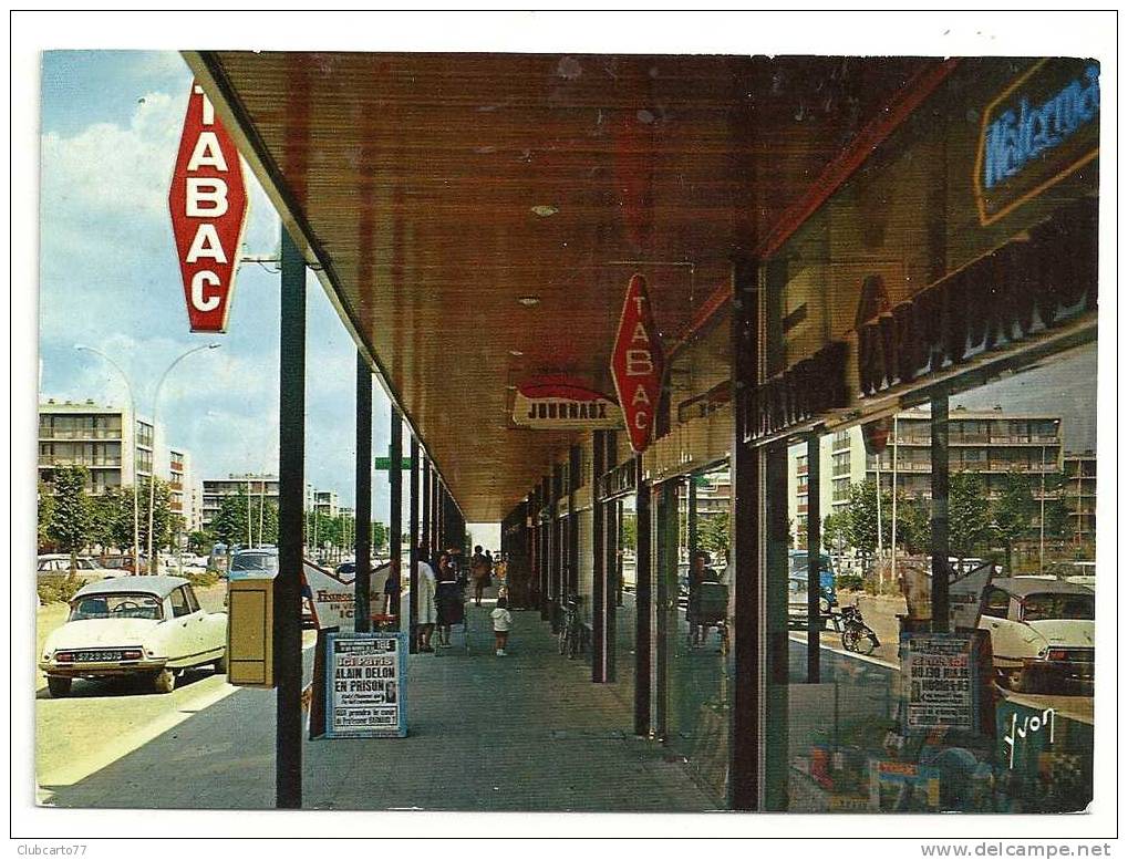 Vélizy-Villacoublay (78) : Le Magasin Du Marchand De Journeaux  Tabac Au Centre Commerciale Mozart, DS Citroën Env 1985. - Velizy