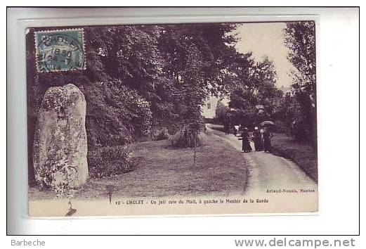 49.- CHOLET .- Un Joli Coin Du Mail à Gauche Le Menhir De La Garde - Cholet