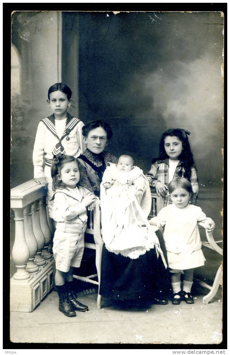 Carte / Photo à Identifier. Cliché De Studio : " Femme Avec Cinq Enfants, Médaille Du Garçon ". / Ed.  ... - Te Identificeren