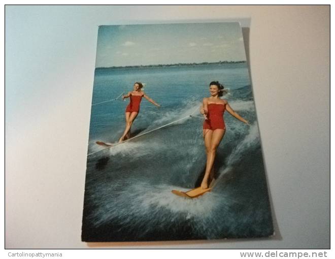 Pin Up Coppia DONNE  SCI NAUTICO SCI ACQUATICO In Azione - Wasserski