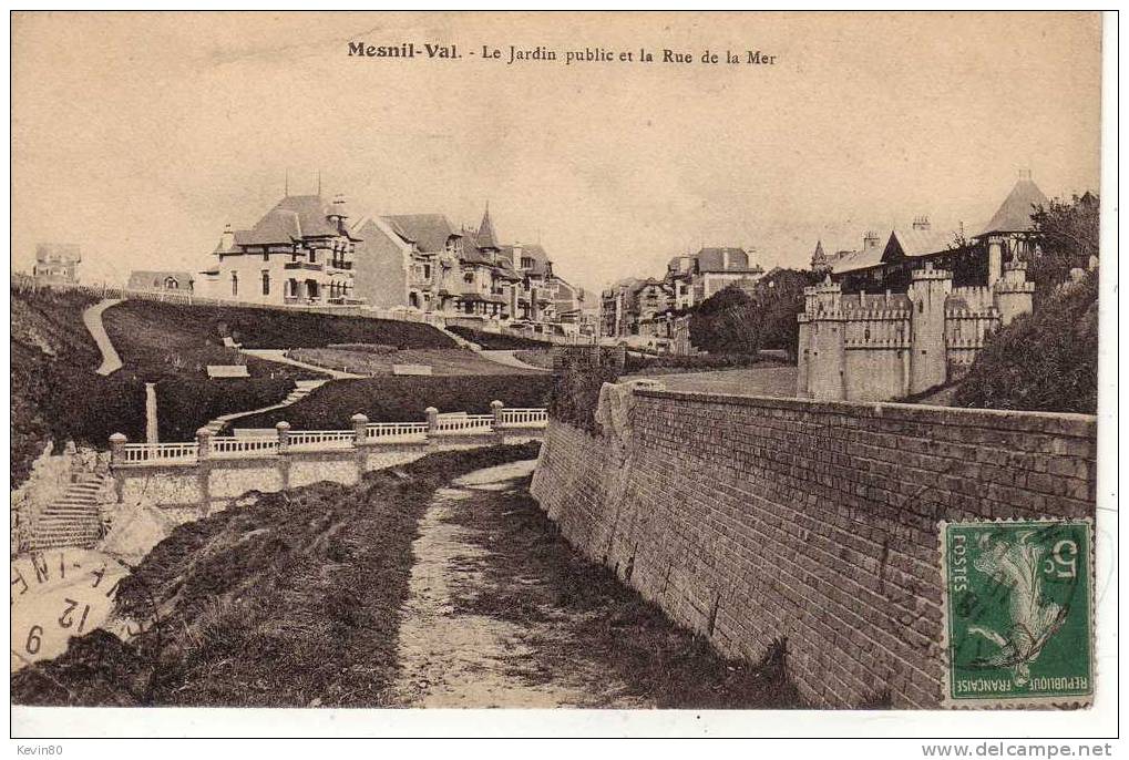 76 MESNIL VAL Le Jardin Public Et La Rue De La Mer - Mesnil-Val