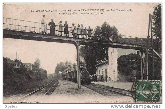 ASTAFFORT 9 LA PASSERELLE ARRIVEE D'UN TRAIN EN GARE (ANIMATION ET TRAIN BEAU PLAN) 1912 - Astaffort