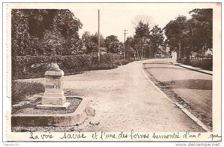 55 - Verdun - La Voie Sacrée Et L´une De Ses Bornes Surmontées D´un Casque - Verdun éditions N° 99 B - Verdun