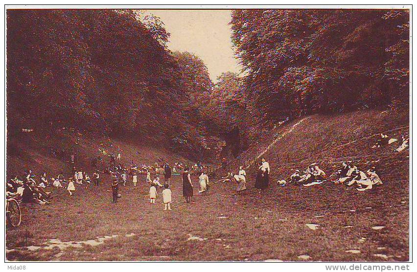 BRUXELLES .  BOIS DE LA CAMBE. ANIMATION. Au Pied De La Grotte. - Bossen, Parken, Tuinen