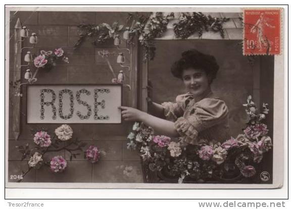 CPA . Prénom Rose. Photographie D'une Jeune Femme à Sa Fenêtre, Guirlande De Roses - Nomi