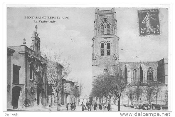 30 // PONT SAINT ESPRIT  - La Cathédrale   ANIMEE - Pont-Saint-Esprit