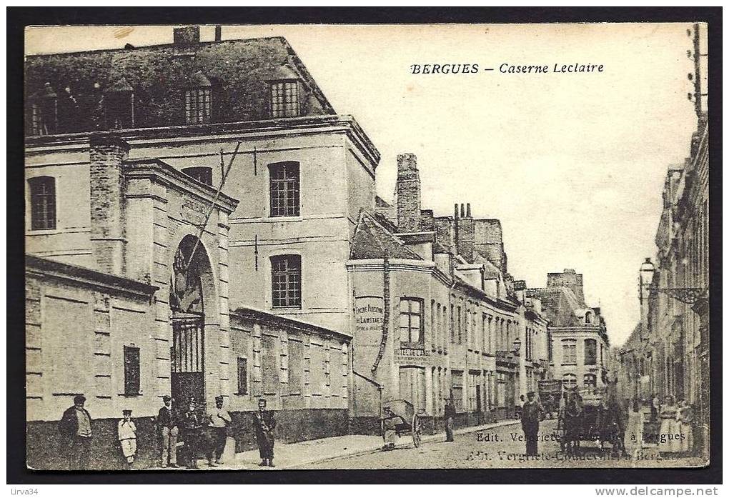 CPA  ANCIENNE- FRANCE- BERGUES (59)- CASERNE LECLAIRE- ENTRÉE EN GROS PLAN- TRES BELLE ANIMATION- ATTELAGES- LIVREUR - Bergues