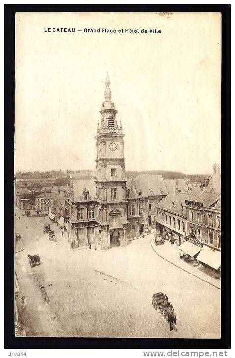 CPA  ANCIENNE- FRANCE- LE CATEAU (59)- GRAND' PLACE DE L'HOTEL DE VILLE VUE DES AIRS...- ATTELAGES- COMMERCES - Le Cateau