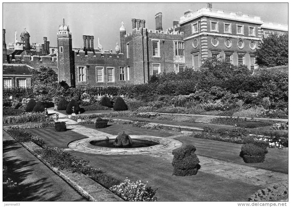 Hampton Court Palace The Palace From The Pond Garden Cp1966 - Middlesex