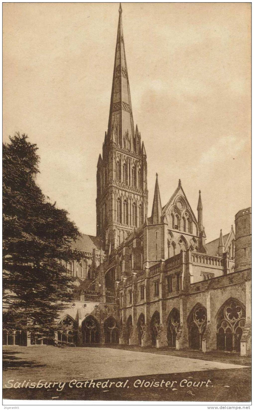 CPSM SALISBURY (Royaume Uni-Angleterre-Wiltshire) - Cathedral And Cloister Court - Salisbury