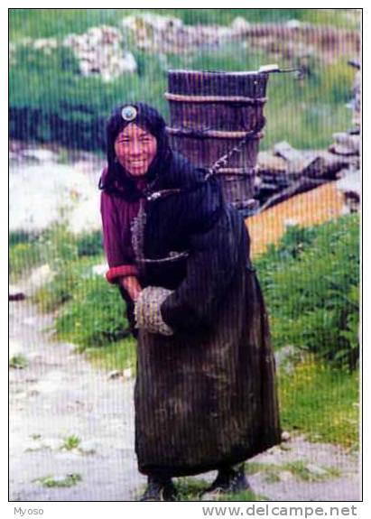 Visages D'Himalaya Sur Le Chemin Du Village (Dzonchen Kham Tibet) Photo G Coquelle, Femme Portant Un Recipient En Bois - Tibet