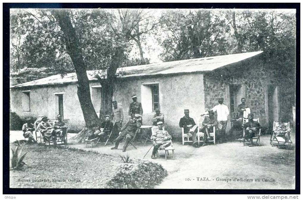 CPA. MAROC. TAZA.  Groupe D'officiers Au Cercle. / Ed. Gourreaud Librairie Oudjda. 10. - Autres & Non Classés