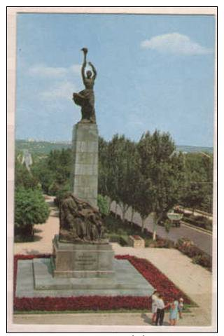 Kishinev , Monument To Heroes - Members Of Komsomol - Moldawien (Moldova)