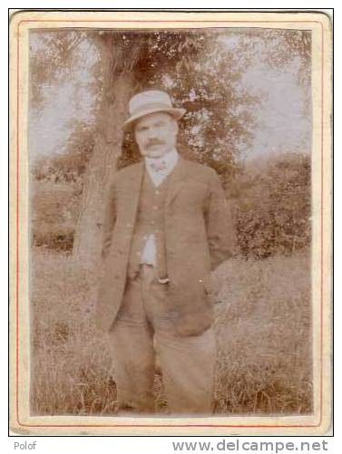 Homme En Pied Avec Chapeau Dans La Nature ..  (20277) - Non Classés