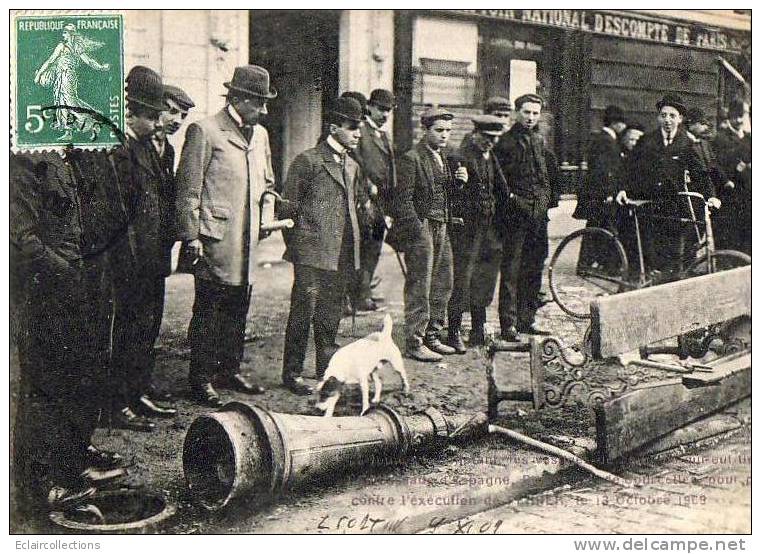 Politique.. .Manifestatations Pour Ferrer .La Foule  Protestant Devant L'ambassade D'Espagne ( Espagne.Montjuich). - Evènements