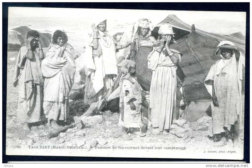 CPA. MAROC. TAOURIRT. Femmes De Convoyeurs Devant Leur Campement.  / Ed. J. Geiser Alger.  41. - Autres & Non Classés