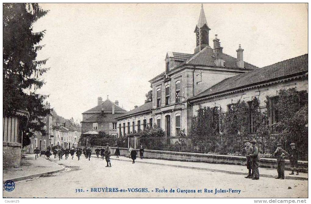 88 BRUYERES EN VOSGES - Ecole De Garçons Et Rue Jules Ferry - Bruyeres