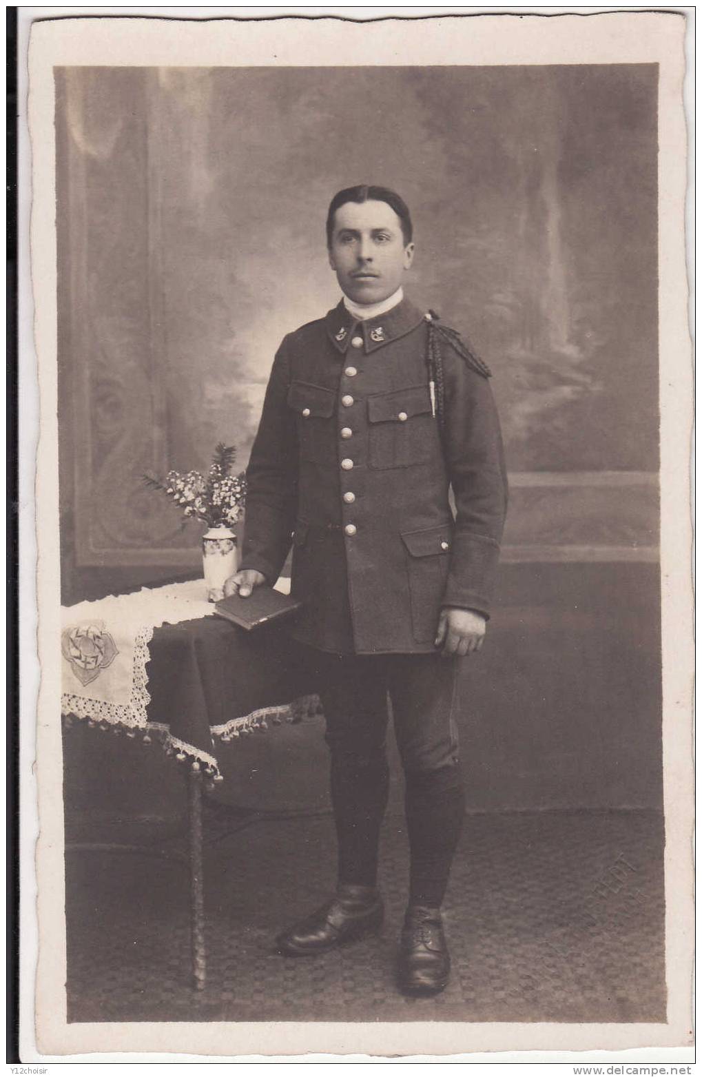 CPA PHOTO MILITAIRE CHASSEUR REGIMENT 4 SUR COL COR DE CHASSE MOUSTACHE BELLE FOURRAGERE GUETRES LANIERES GUERRE 14 18 - Uniform