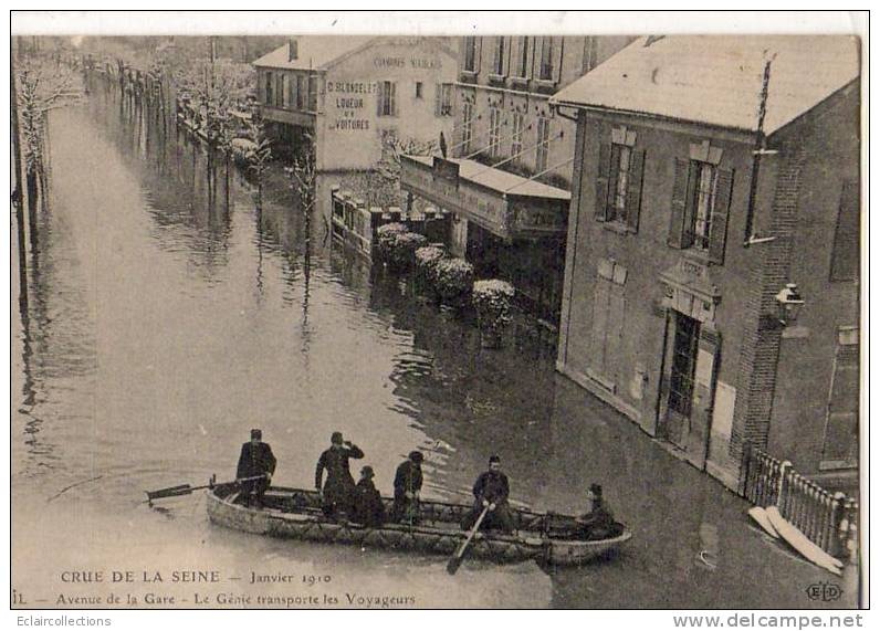 Rueil Malmaison     92   .. Inondations 1910 .Le Génie Transporte Les Voyageurs - Rueil Malmaison